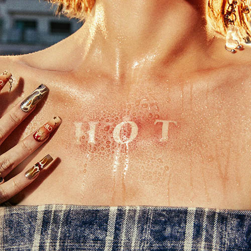 LE SSERAFIM  – HOT