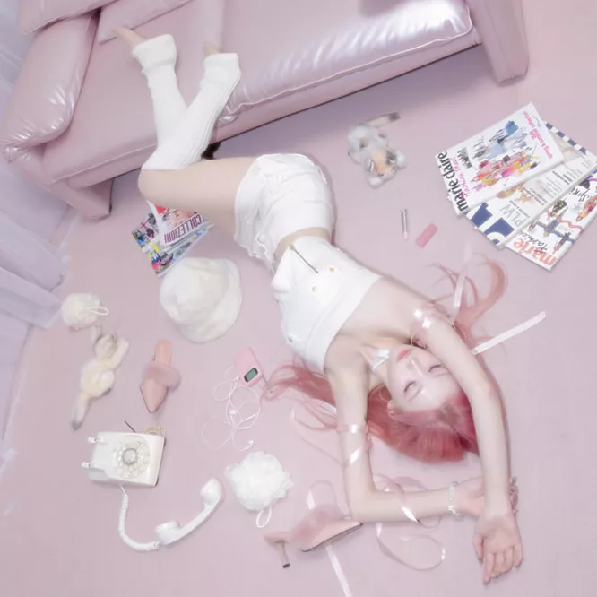 수엔  – In my room.